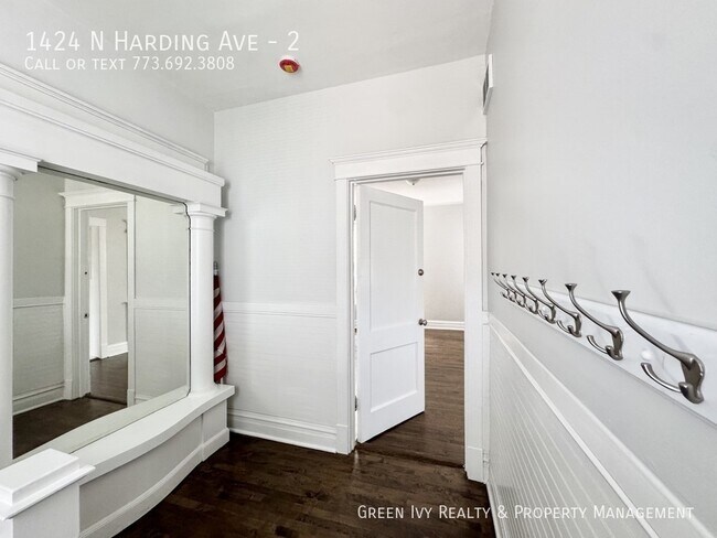 Foto del edificio - 1424 N Harding Ave
