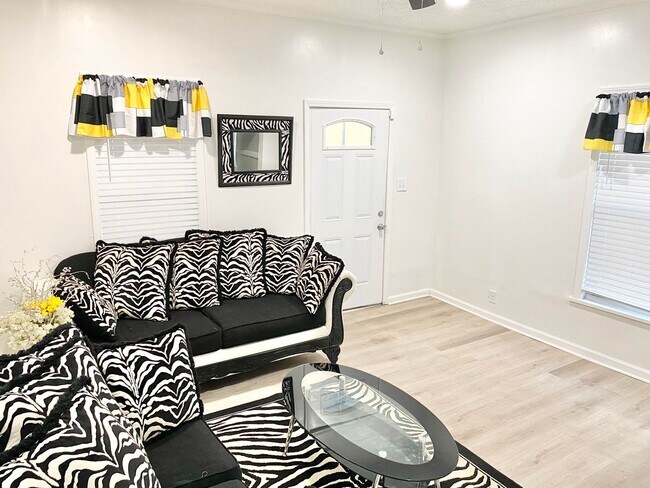 Building Photo - 3BR/1BA Home-Sweet-Home