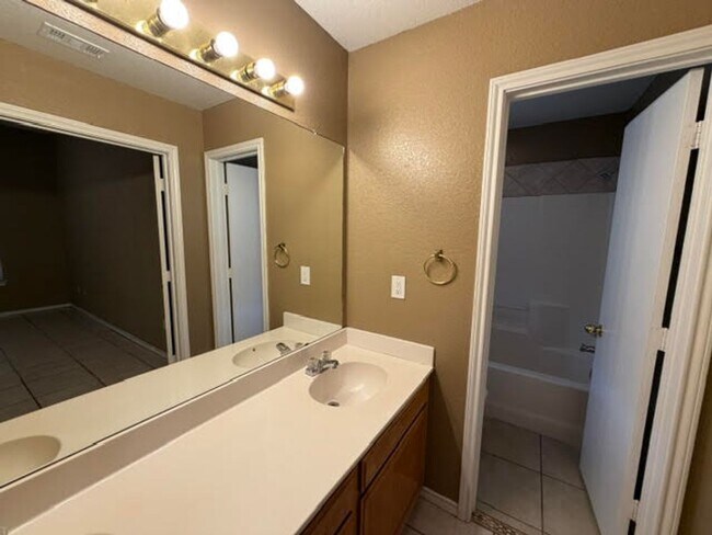 Building Photo - 10209 Lilac Ln