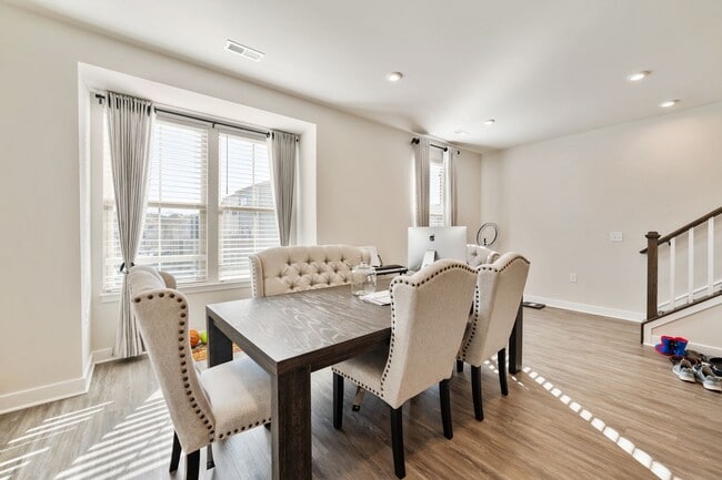 Foto del edificio - Gorgeous 4 Bedroom Townhome In Desirable W...