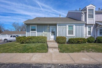 Building Photo - 912 SE Hampton Ct