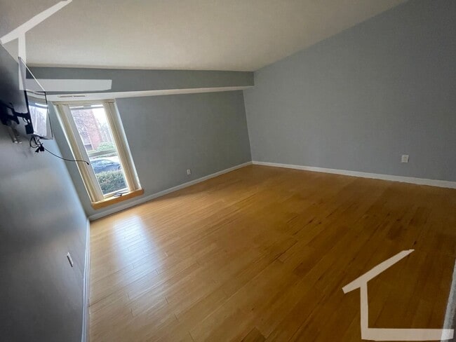Building Photo - NEWLY RENOVATED 2 BED 2 BATH IN NEWTON!!!!!