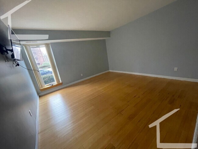 Foto del edificio - NEWLY RENOVATED 2 BED 2 BATH IN NEWTON!!!!!