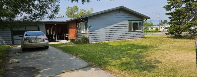 Building Photo - 315 N Oak St