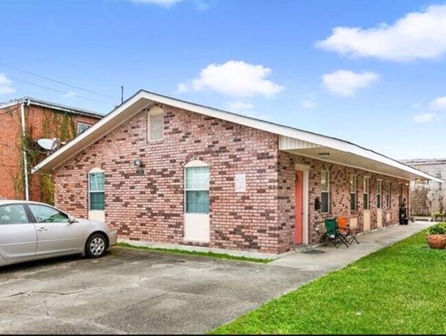 Building view - 629 Alvar St