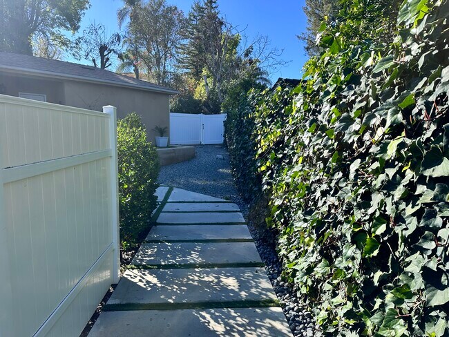 Foto del edificio - 5371 Topeka Dr