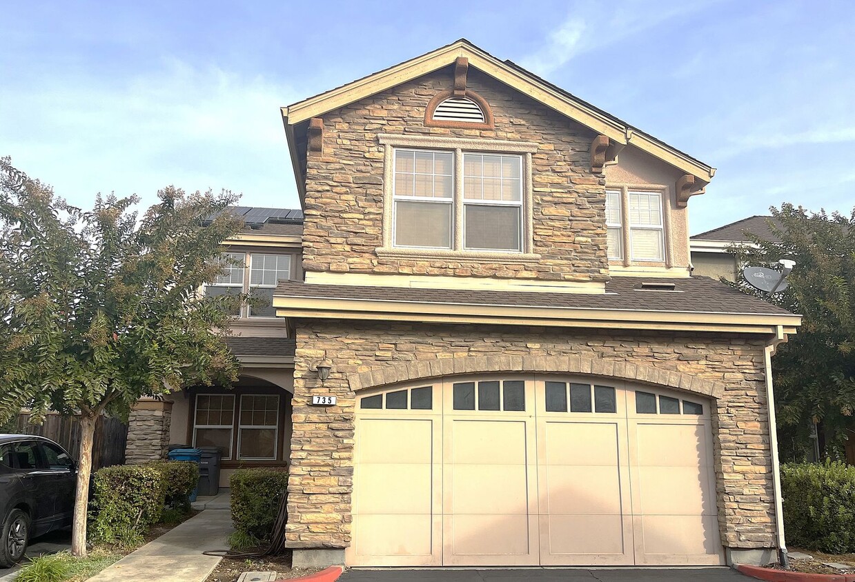 Primary Photo - Lovely 4 Bed 2.5 Bath 2 Story Single Famil...