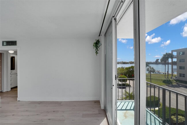 Building Photo - 301 Croton Ave