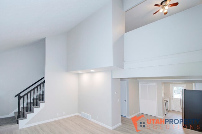 Building Photo - 687 E Countryside Ct