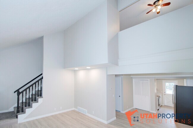 Foto del edificio - 687 E Countryside Ct