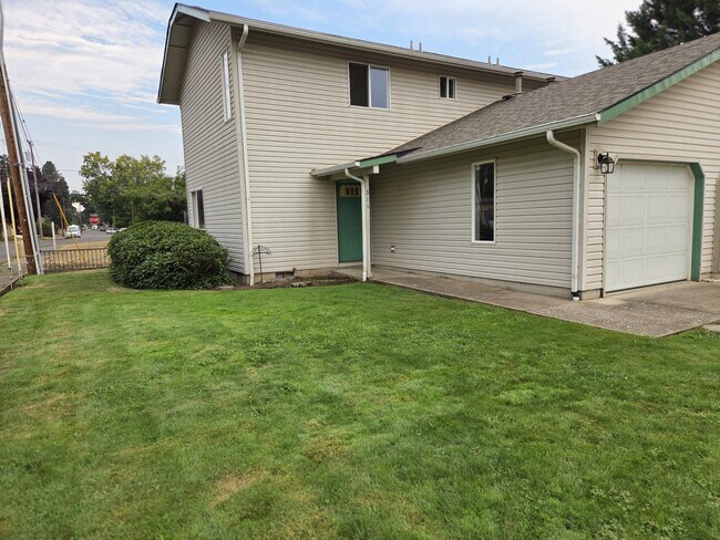 Building Photo - 317 E Dodge St