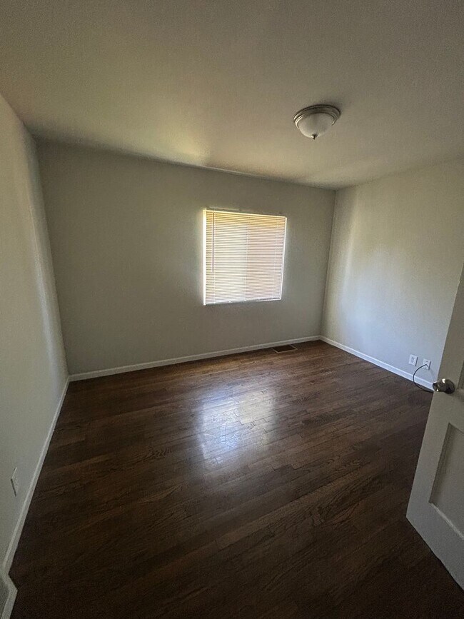 Building Photo - 4 Bedroom Home Section 8 Welcomed