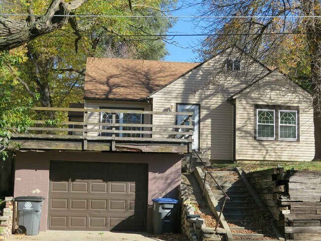 Building Photo - Beautifully updated 5 bed 2 bath house $2200