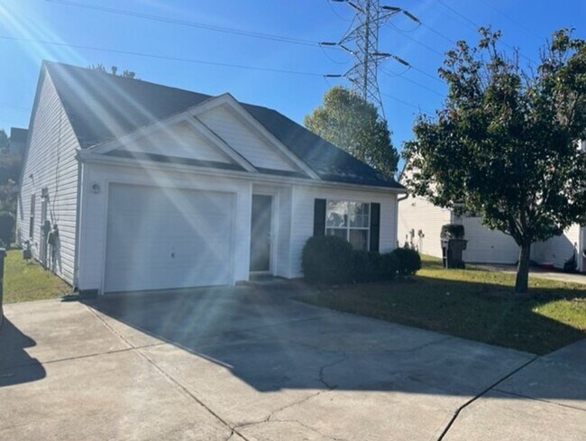 Building Photo - Come take a look at this spacious 3 Bedroo...