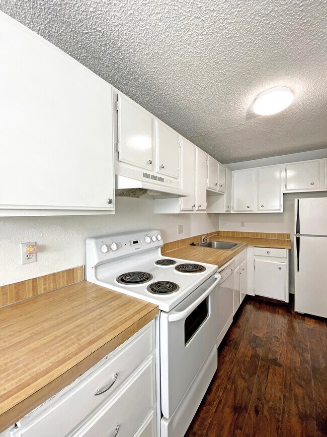 Building Photo - 5014 S 58th St