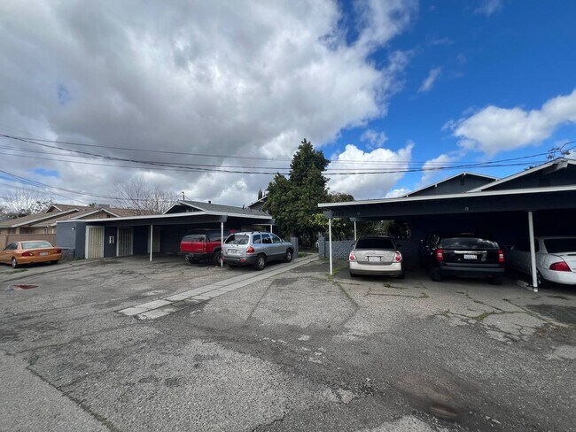 Foto del edificio - 4455 E Clay Ave