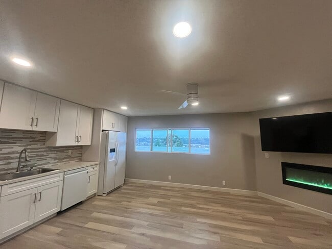 Amplia sala de estar, comedor y cocina con vista al valle de la misión. - 5935 Mildred Street
