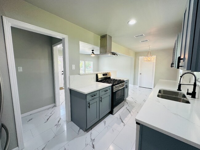 Building Photo - 2504 Avon Dr