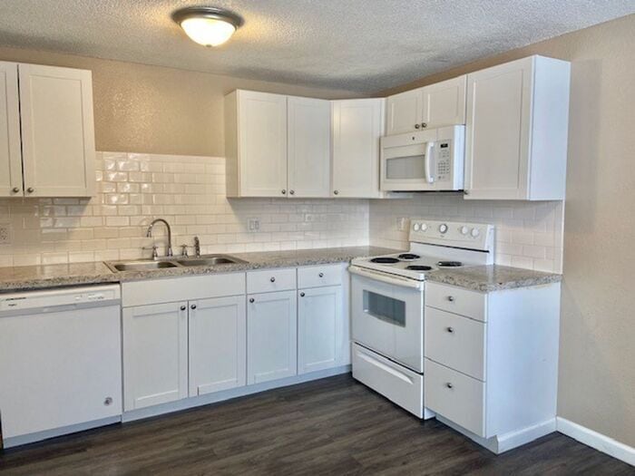 Foto principal - Beautifully Remodeled 2 Bedroom 1 Bath Apa...