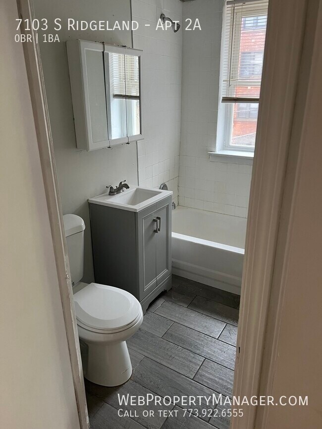 Building Photo - Studio with Granite, Remodeled Bath, Hardw...