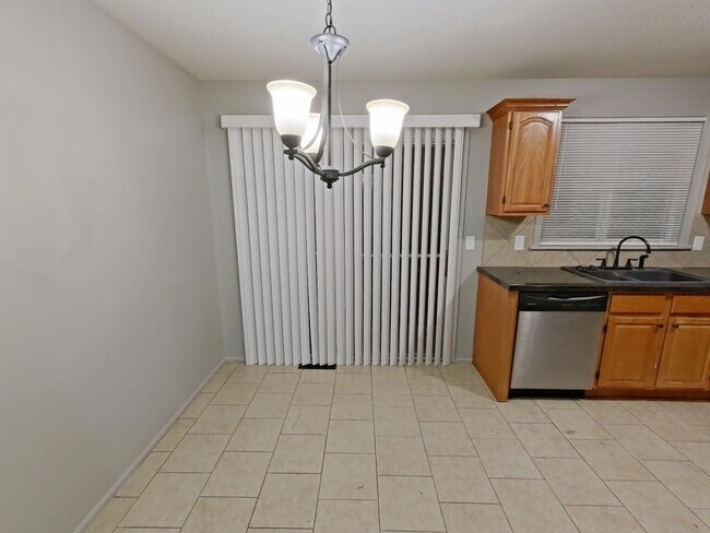 Foto del edificio - Lovely 3 bedroom/1.5 bath home with one car garage and finished basement.