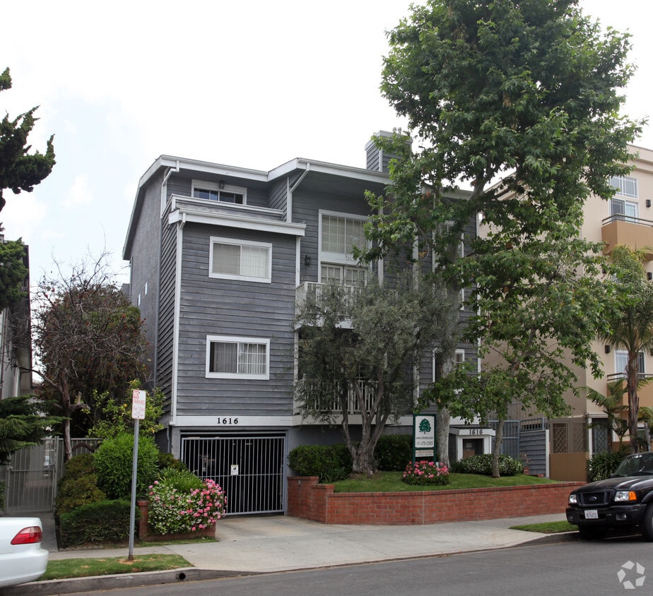 Building Photo - 1616 Barry Avenue,