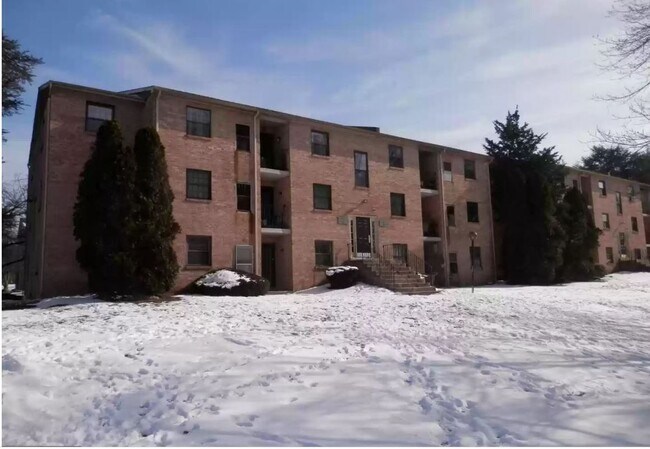 Foto del edificio - 2410 Pond View Dr