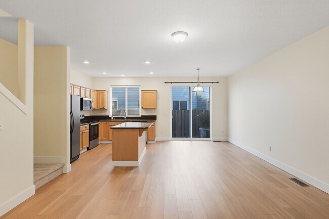 Foto del edificio - Freshly Updated- 3 Bedroom, 2.5 Bath Townh...