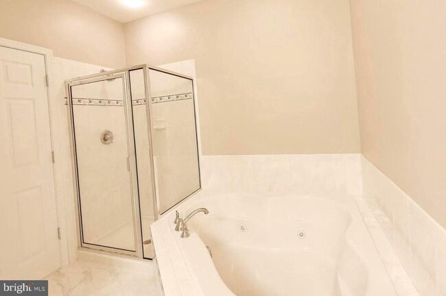 Foto del edificio - 2400 Brookmoor Ln