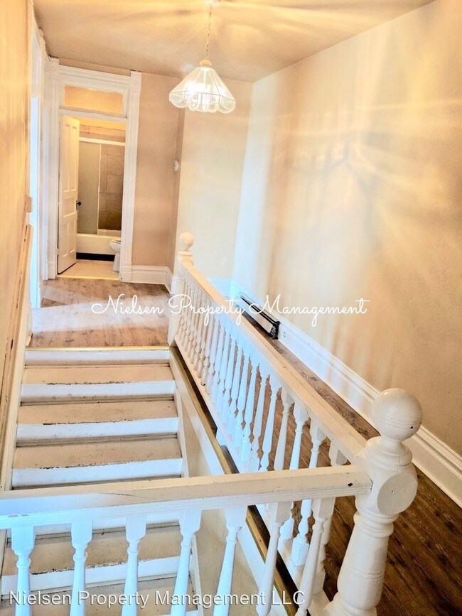 Building Photo - 3 br, 1.5 bath Apartment - 601 W. Mercury
