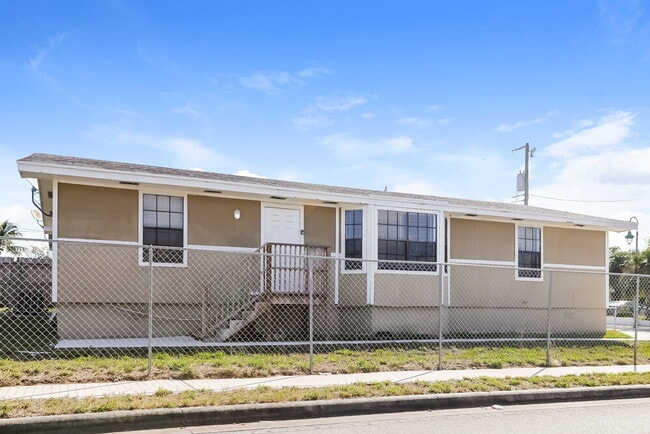Building Photo - 1496 W 31st St