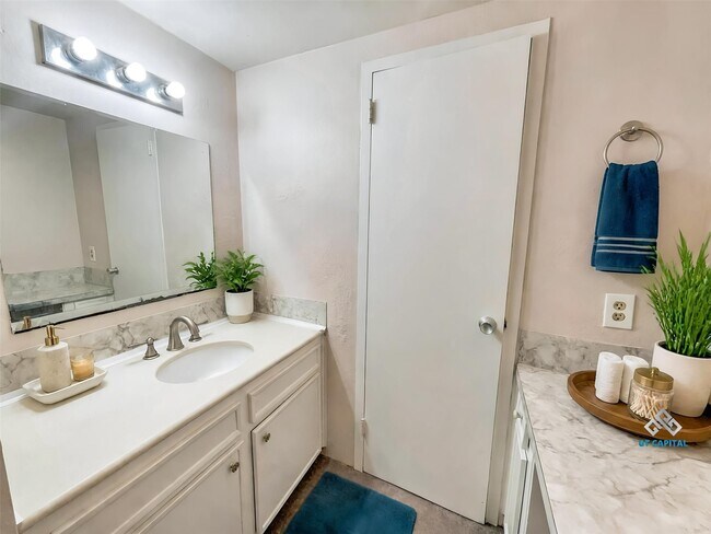Building Photo - 7520 Hornwood Dr