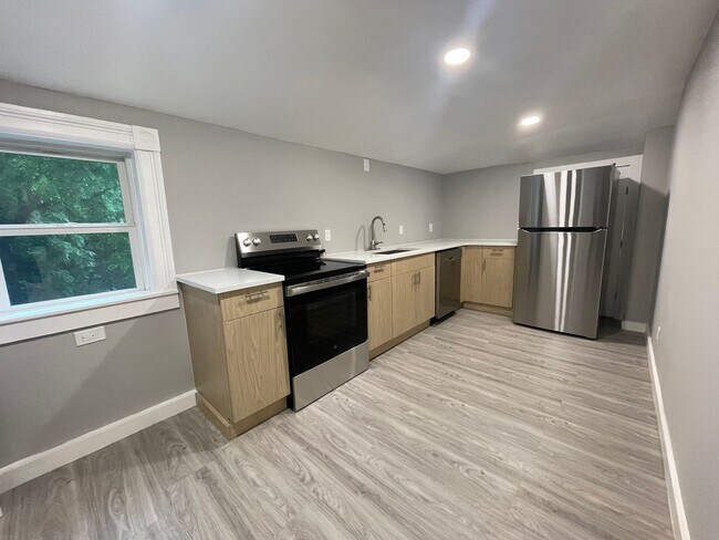 Building Photo - Walk to Williams College | Updated 4BR | Pet Friendly w/ Parking & Yard
