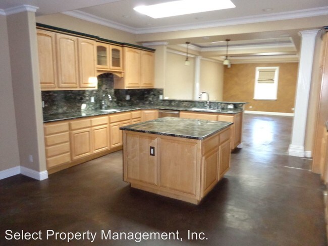 Building Photo - 213 1/2 3rd St