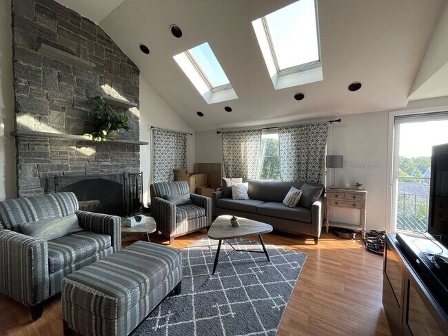 Foto del edificio - 235 Pine Hill Cir