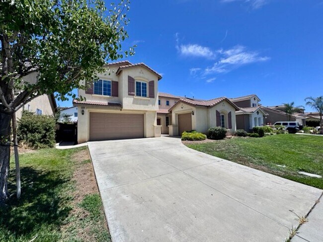 Foto del edificio - Beautiful Two Story 5 bedroom Home in the ...