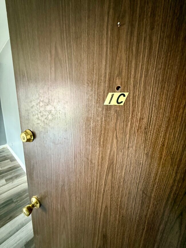 Foto del edificio - 10715 Keating Ave