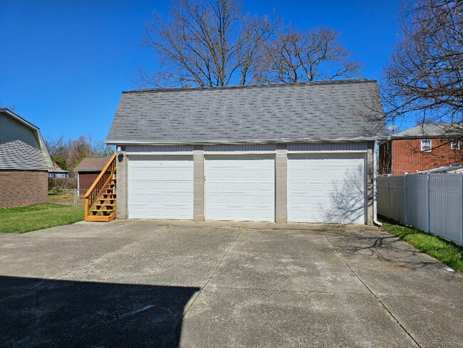 Building Photo - 8803 Mt Eastes Ln