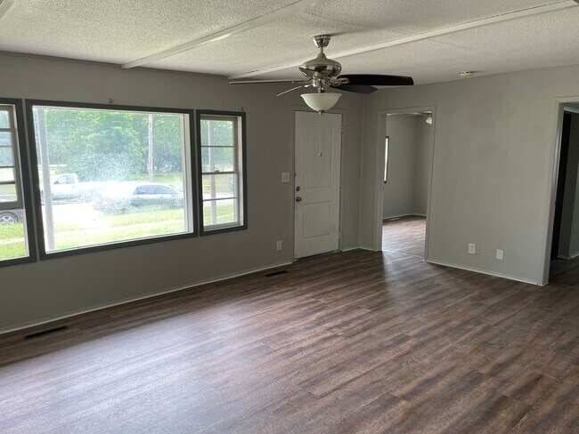 Foto del edificio - $1095 - 4 bed 1 bath - Single Family Home