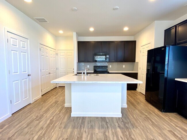 Foto del edificio - Beautifully built townhome in Banning Lewis Ranch ready Now!!