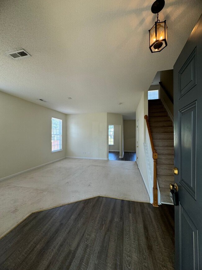 Building Photo - 3BR 2BA Home with Loft