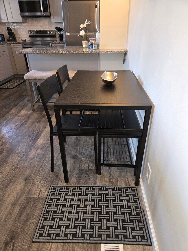 Mesa de cocina/espacio de trabajo - 613 Hillsboro Rd