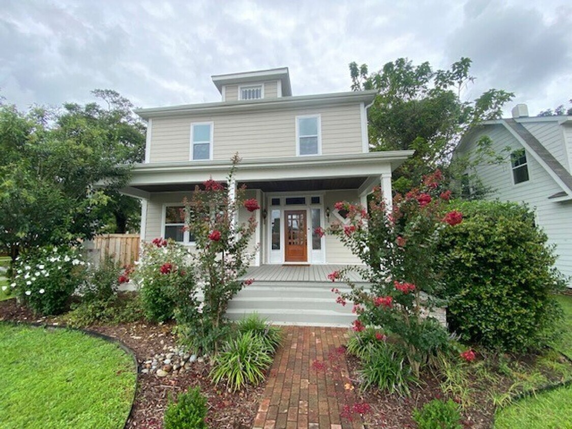 Primary Photo - Georgous 5 bedroom 2.5 bath home in Downto...