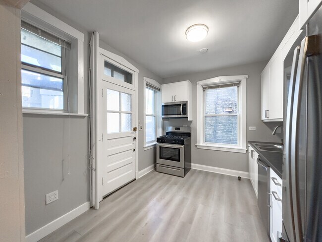 Building Photo - 2552 W Wilson Ave