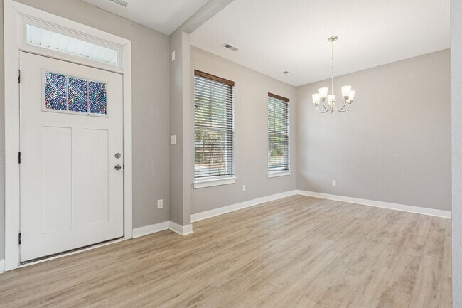 Building Photo - 4 bed/2.5 bath Ready Now- Norfolk