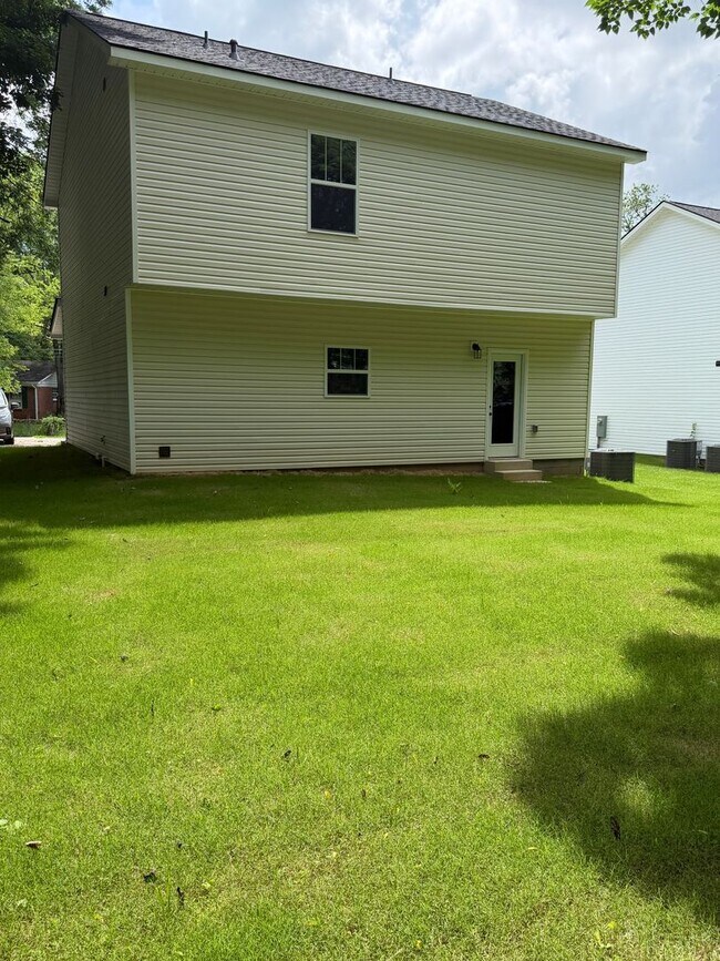 Foto del edificio - 1713 Golf Club Ln NW