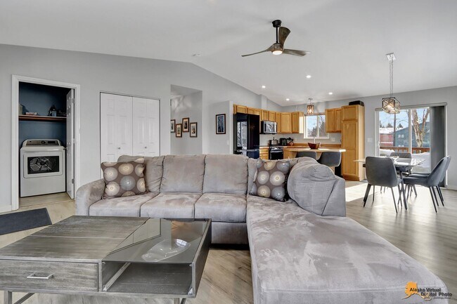 Foto del edificio - Fully Furnished Three Bedroom Executive Rental, Close to the Airport!