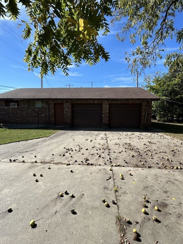 Foto del edificio - CHECK OUT THIS GARAGE!!!!! COMING SOON!  2...