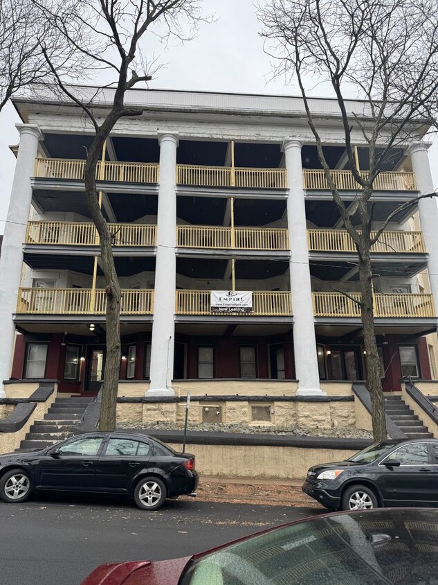 Foto principal - NOW LEASING! Renovated 1 bed, 1 bath avail...