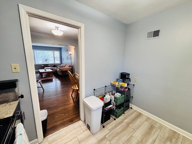 Building Photo - 5315 4 Unit